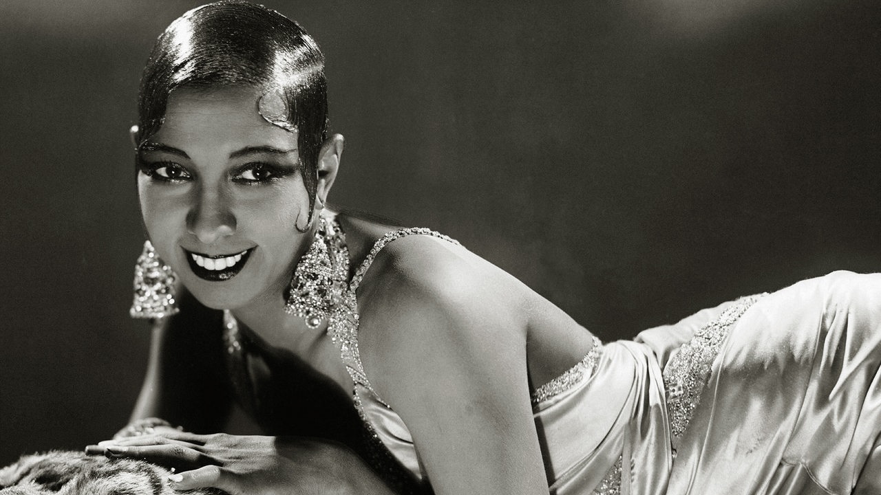 Josephine Baker um 1936, auf einem Tigerfell liegend.