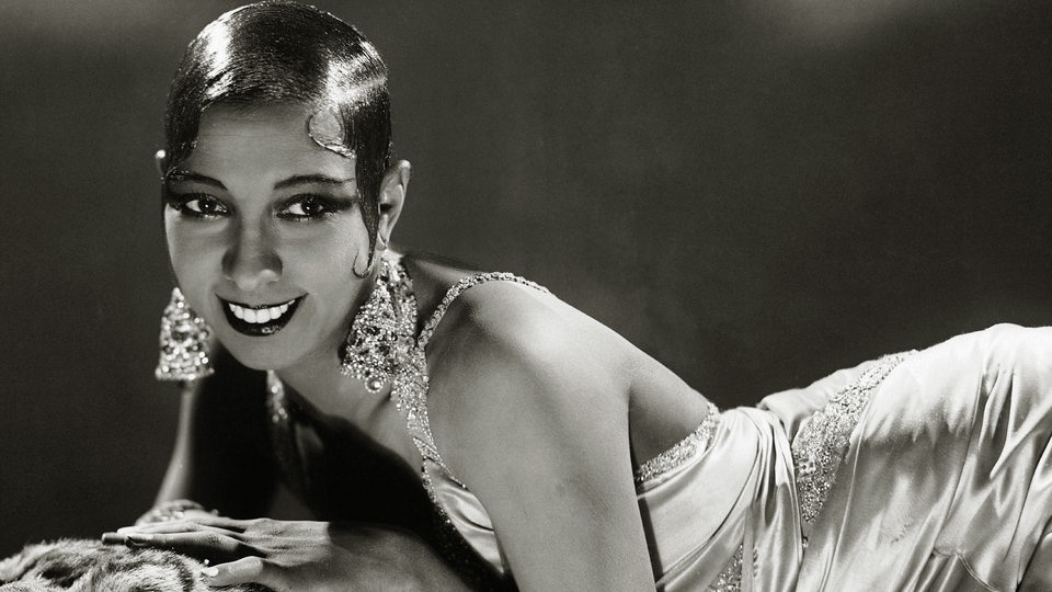 Josephine Baker um 1936, auf einem Tigerfell liegend.
