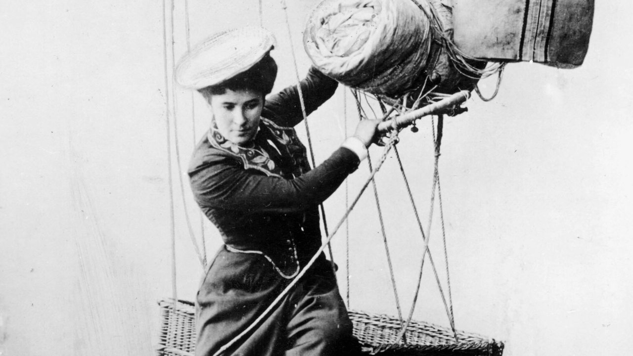 Käthe Paulus auf dem Rand eines Ballonkorbs sitzend, kurz vor ihrem Absprung mit dem Fallschirm, um 1890. 