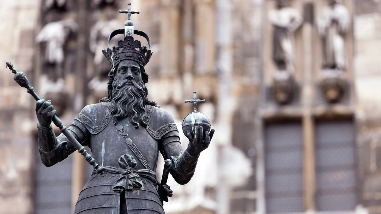 Eine Statue Karls des Großen steht in Aachen am Karlsbrunnen.