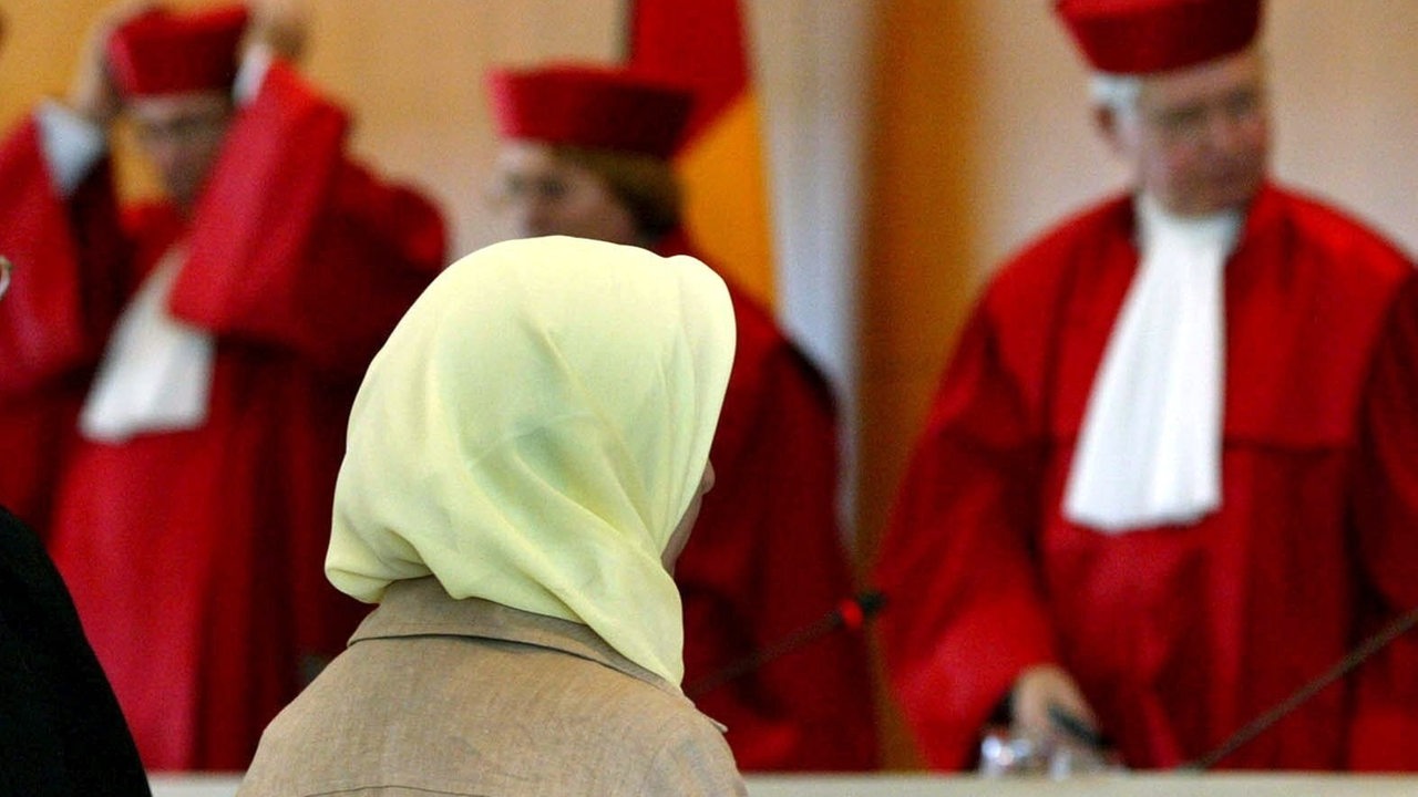 Eine muslimische Lehrerin sitzt am 24.09.2003 nach der Urteilsverkündung im Bundesverfassungsgericht in Karlsruhe vor den Richtern. 