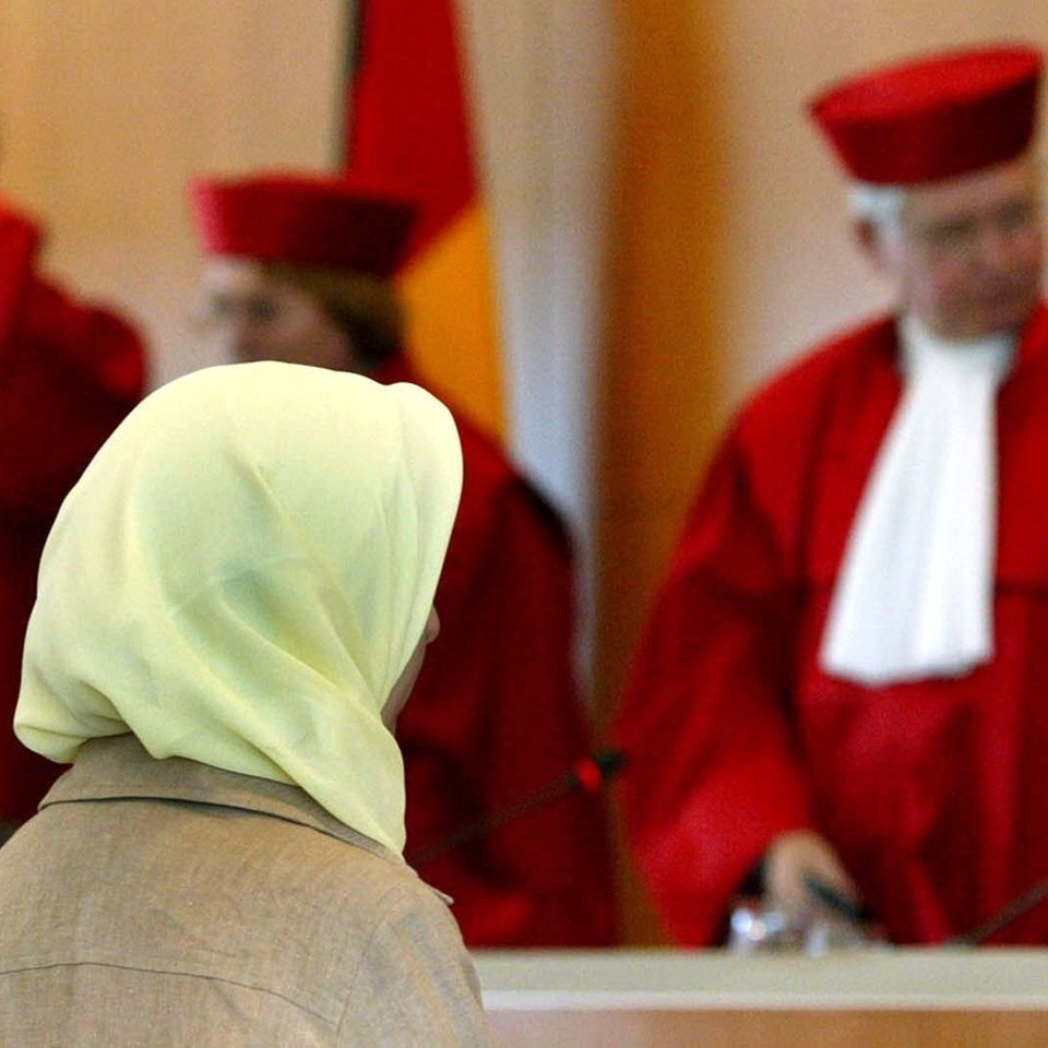 Eine muslimische Lehrerin sitzt am 24.09.2003 nach der Urteilsverkündung im Bundesverfassungsgericht in Karlsruhe vor den Richtern. 
