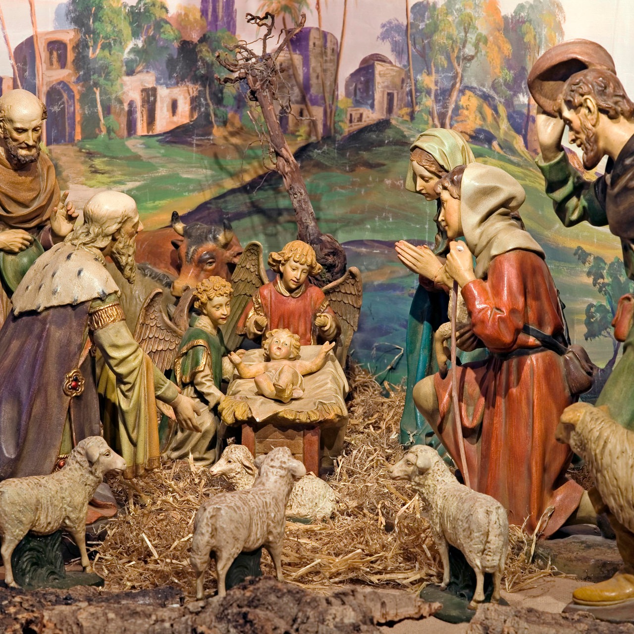 Foto zeigt eine alte Kirchen-Weihnachtskrippe mit Gipsfiguren von 1920