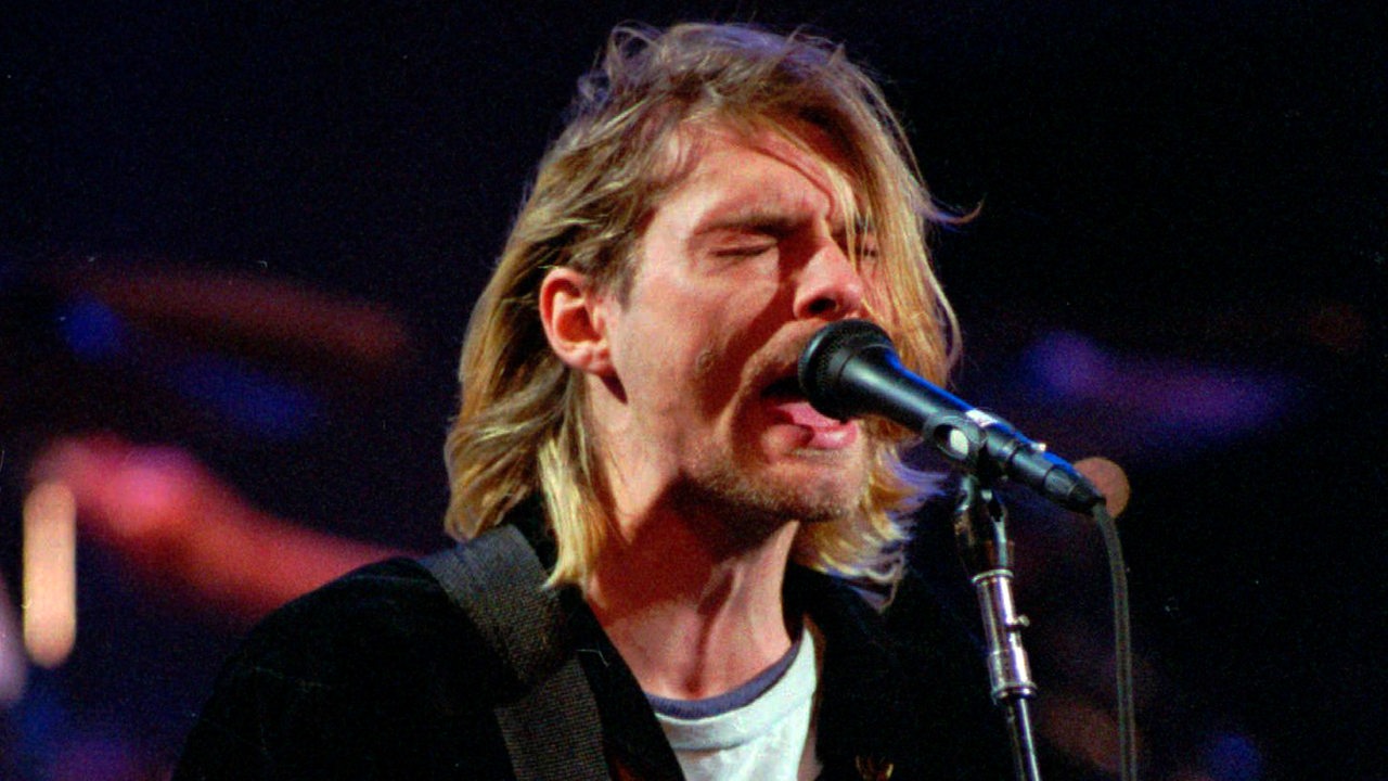 Kurt Cobain 1993 singt auf der Bühne ins Mikrofon.