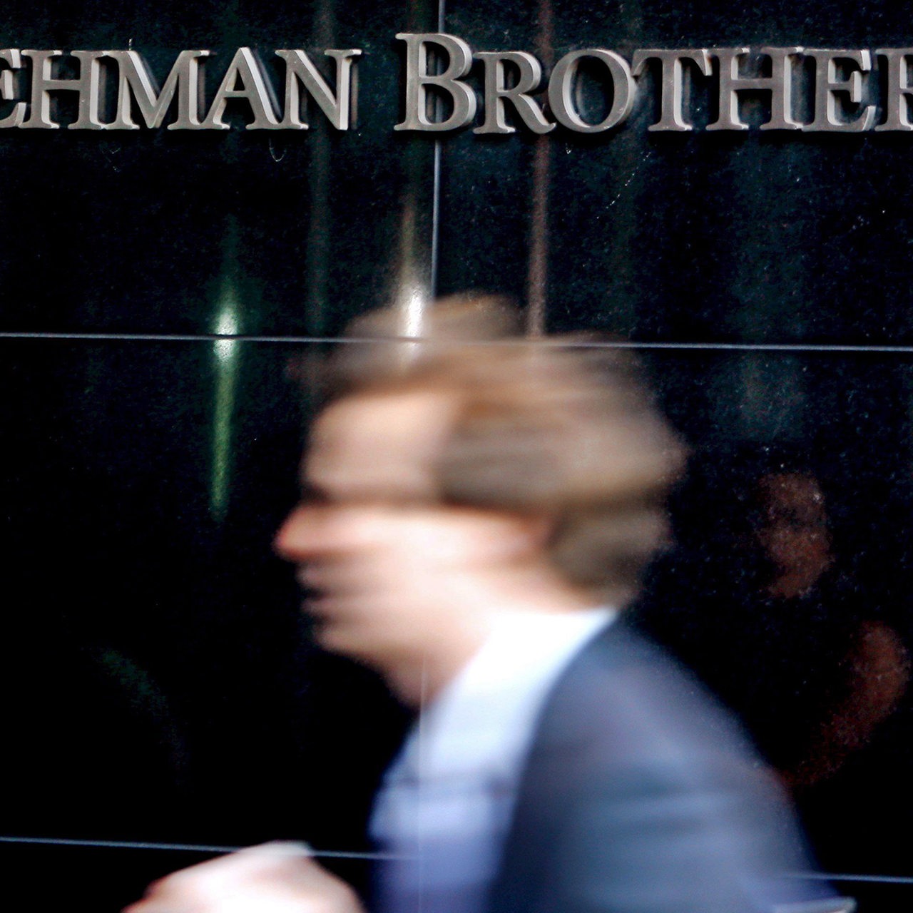 Ein Mitarbeiter betritt die Zentrale der US-Investmentbank Lehman Brothers.