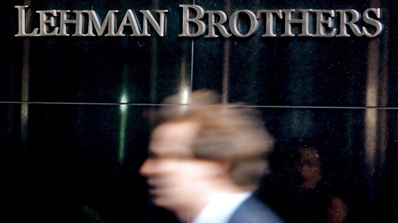 Ein Mitarbeiter betritt die Zentrale der US-Investmentbank Lehman Brothers.