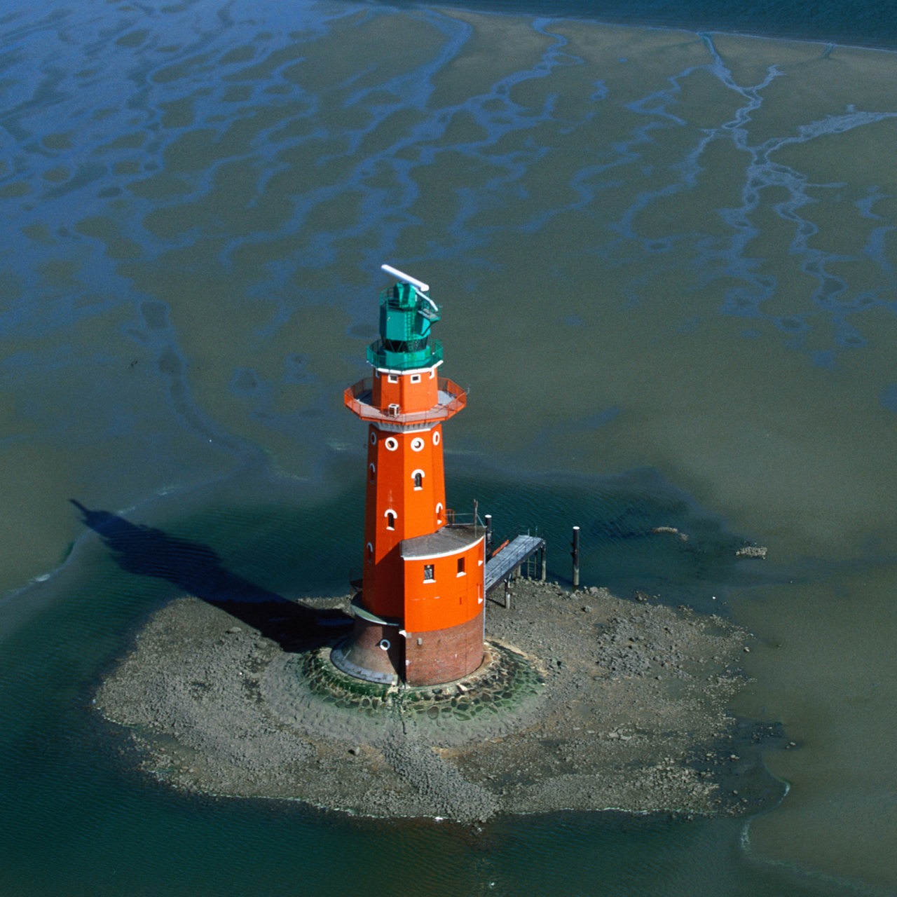 Luftaufnahme des Leuchtturms Hoheweg an der Weser Fahrrinne Nordsee