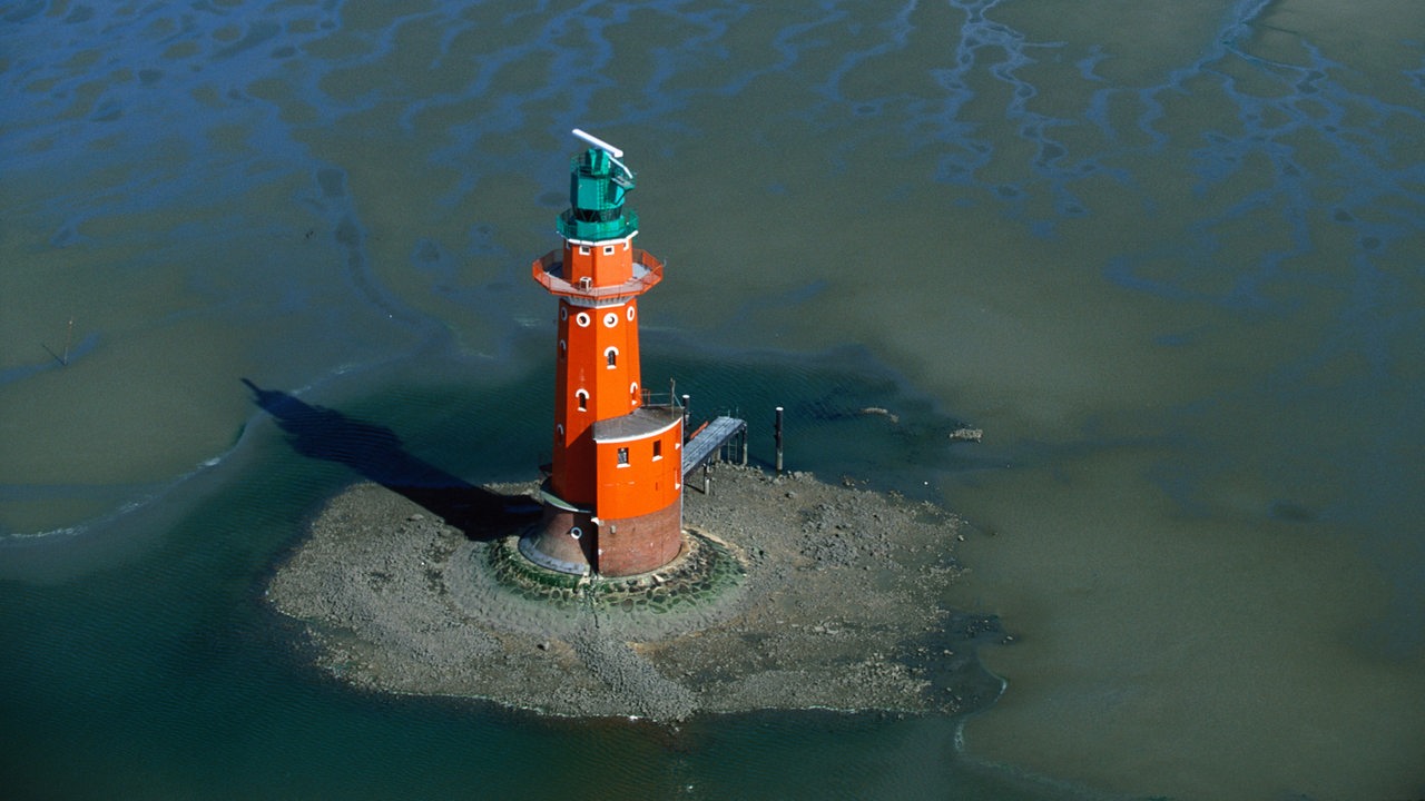 Luftaufnahme des Leuchtturms Hoheweg an der Weser Fahrrinne Nordsee