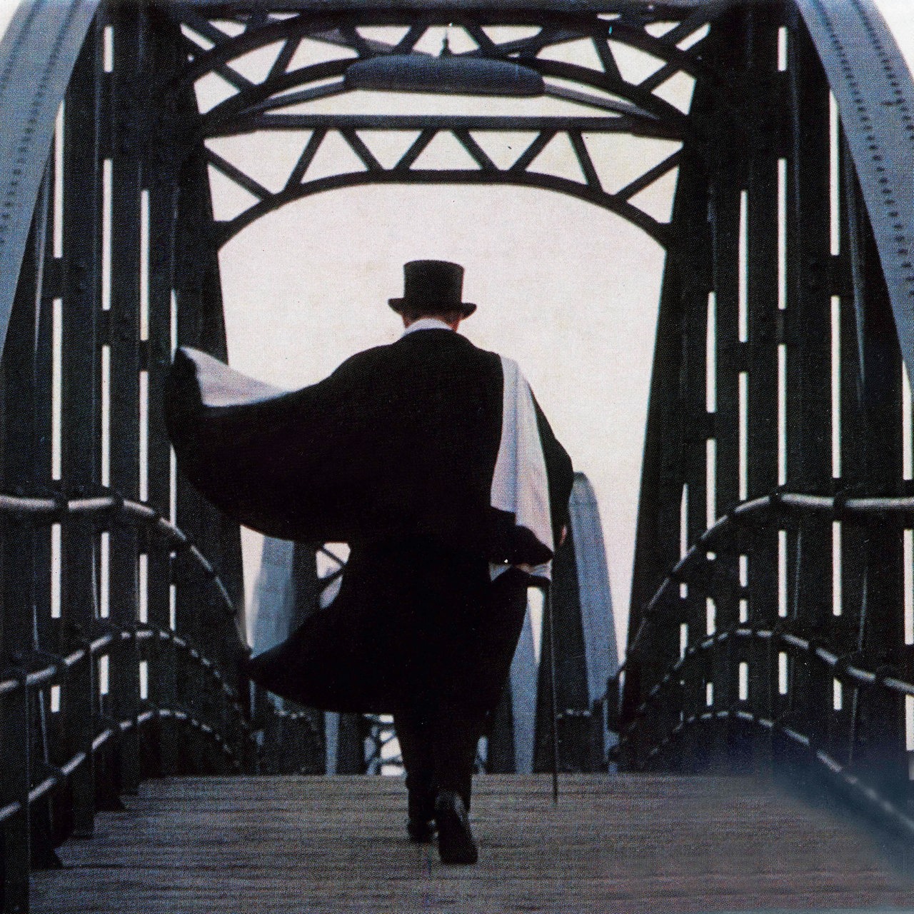 "Der Lord von Barmbeck" mit Zylinder und Mantel, Rückenansicht, geht über eine Brücke (Szenenbild aus der Verfilmung von 1973)