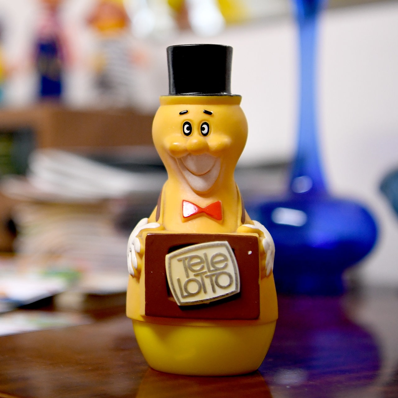 Die DDR-Werbefigur "Tele-Lotto-Männchen" steht auf einem Tisch.