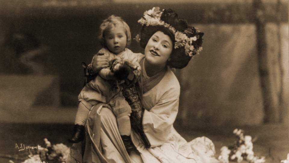 Geraldine Farrar mit einem Kind auf ihrem Knie in der Rolle von Cio-Cio San in Puccinis Oper "Madame Butterfly" 1908.