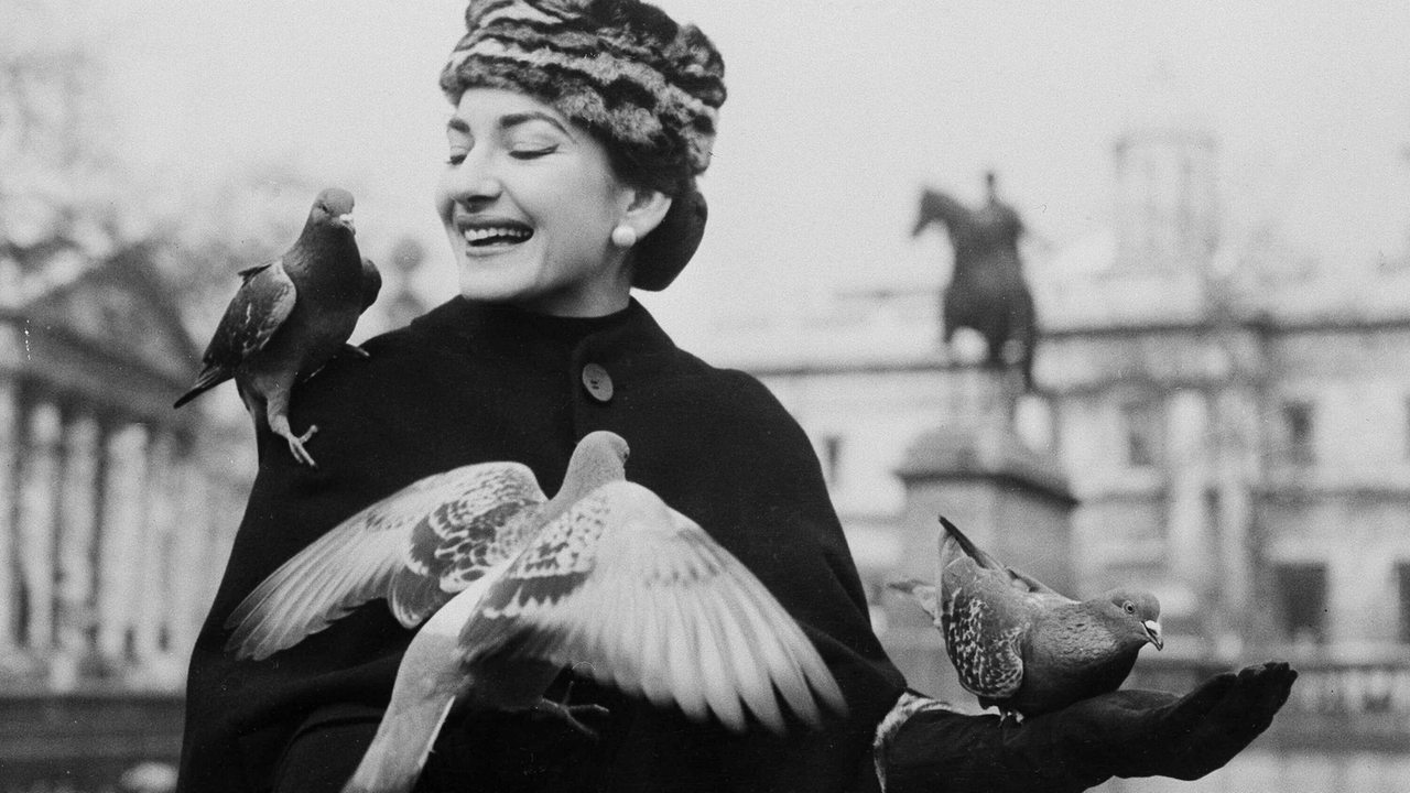 Opernsängerin Maria Callas 1957 mit Tauben auf den Armen vor dem Royal Opera House in London (Archivbild)