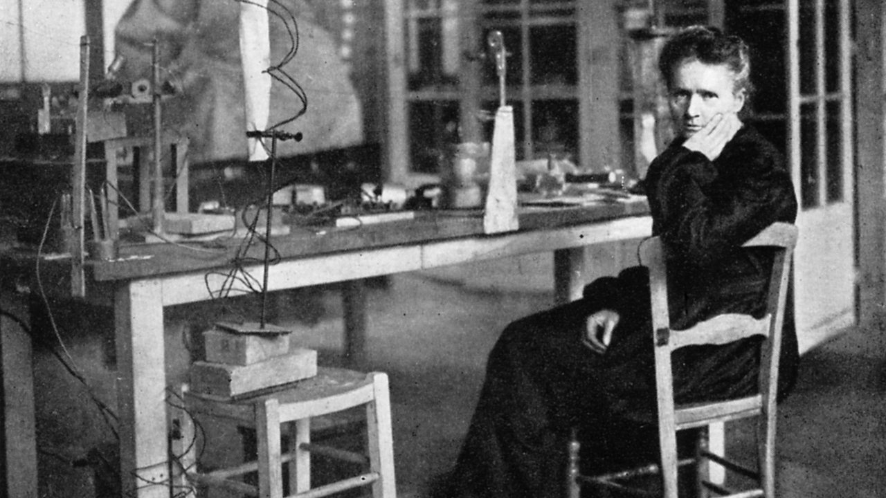 Marie Curie 1912 in ihrem Labor