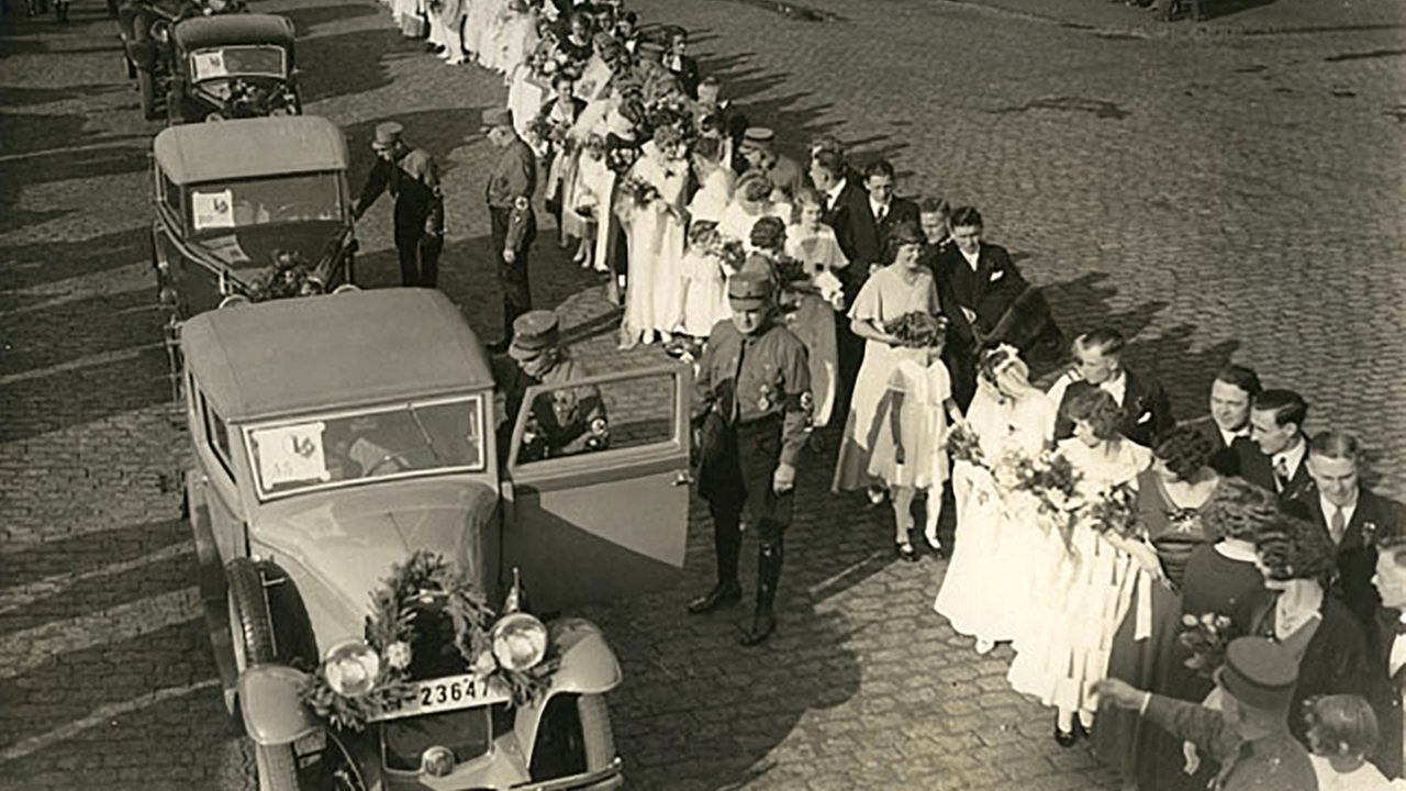 Massenhochzeit von Werksangehörigen in Bahrenfeld 1933. Die Brautpaare bekamen ein Familiendarlehen von Reemtsma, wenn die Frauen ihren Arbeitsplatz für ihren Mann zur Verfügung stellten.