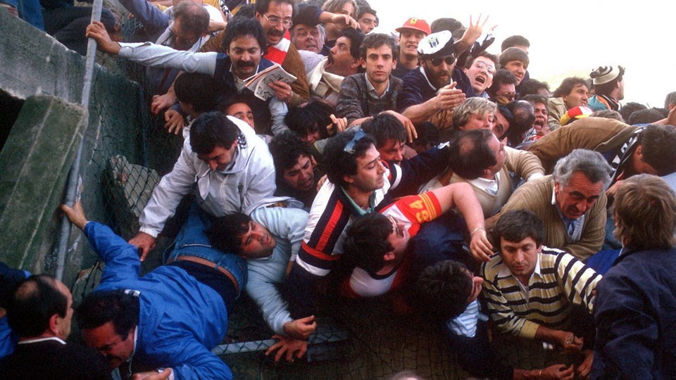 Katastrophe im Heysel-Stadion - verzweifelte Zuschauer in einer Massenpanik Fußball EC 1 Herren Europapokal der Landesmeister 1984 1985