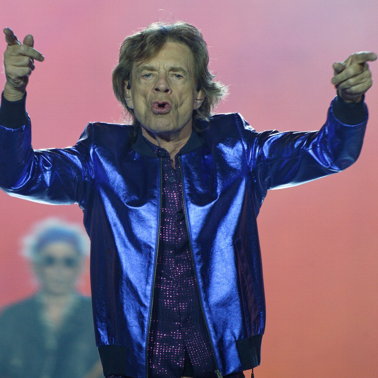Der Sänger Mick Jagger steht bei einem Konzert der Rolling Stones in der Veltins Arena auf der Bühne.
