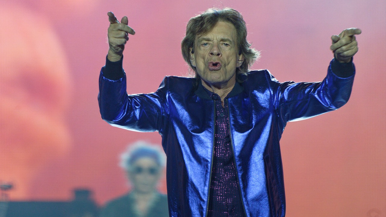 Der Sänger Mick Jagger steht bei einem Konzert der Rolling Stones in der Veltins Arena auf der Bühne.
