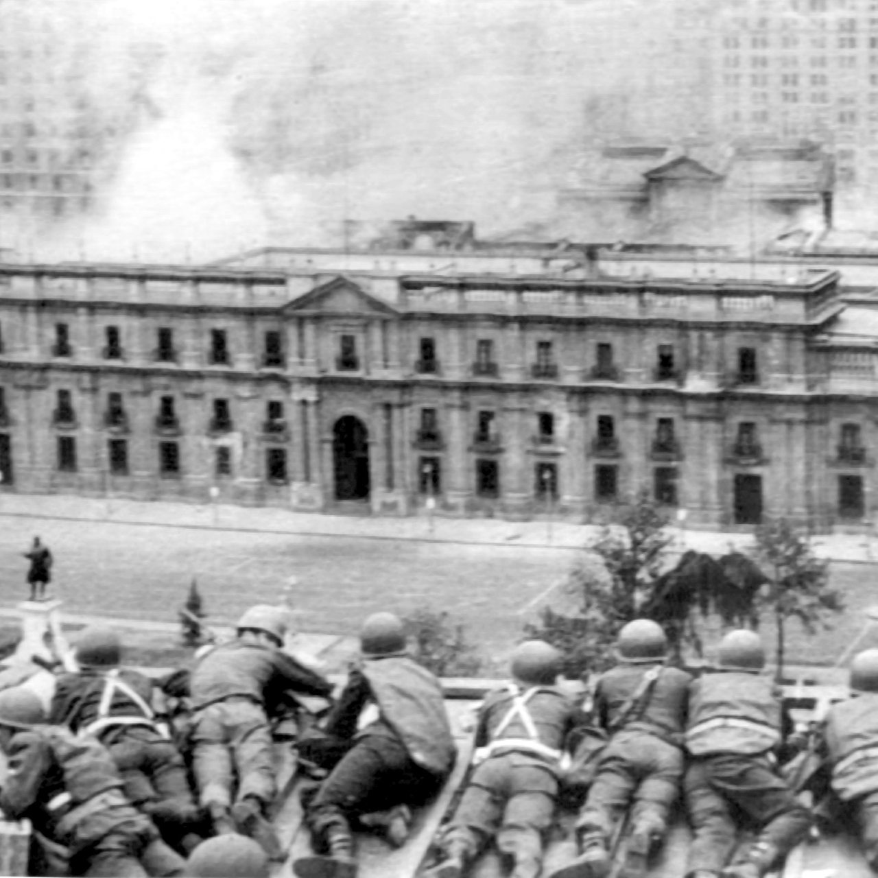 Einheiten der putschenden Militärs feuern vom Dach eines gegenüberstehenden Gebäudes auf den Palast. Bei der Erstürmung des Moneda-Palastes in der chilenischen Hauptstadt Santiago de Chile