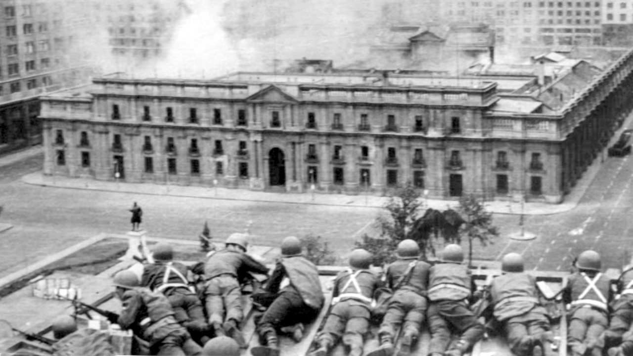 Einheiten der putschenden Militärs feuern vom Dach eines gegenüberstehenden Gebäudes auf den Palast. Bei der Erstürmung des Moneda-Palastes in der chilenischen Hauptstadt Santiago de Chile