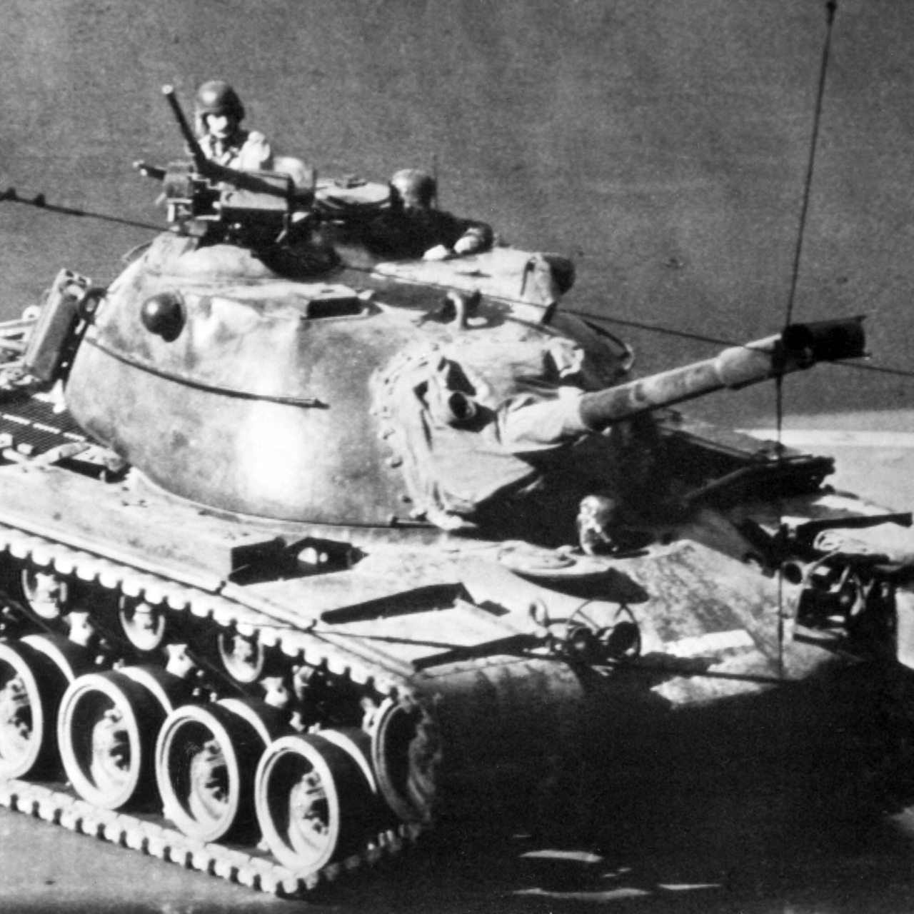 Ein patrouillierender Panzer in der Innenstadt von Athen am 25.11.1973. 