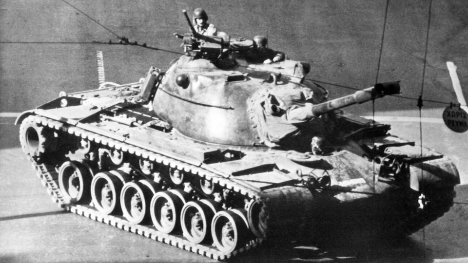 Ein patrouillierender Panzer in der Innenstadt von Athen am 25.11.1973. 