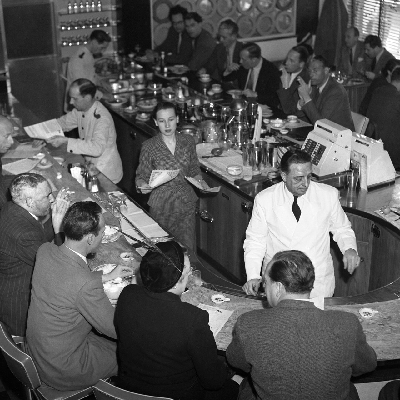 Innenansicht des ersten Mövenpickrestaurants in Zürich um 1950