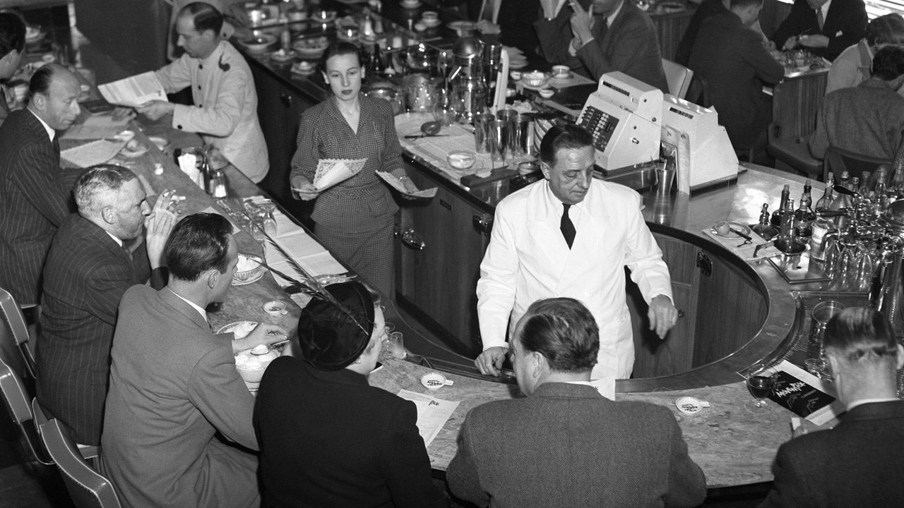 Innenansicht des ersten Mövenpickrestaurants in Zürich um 1950