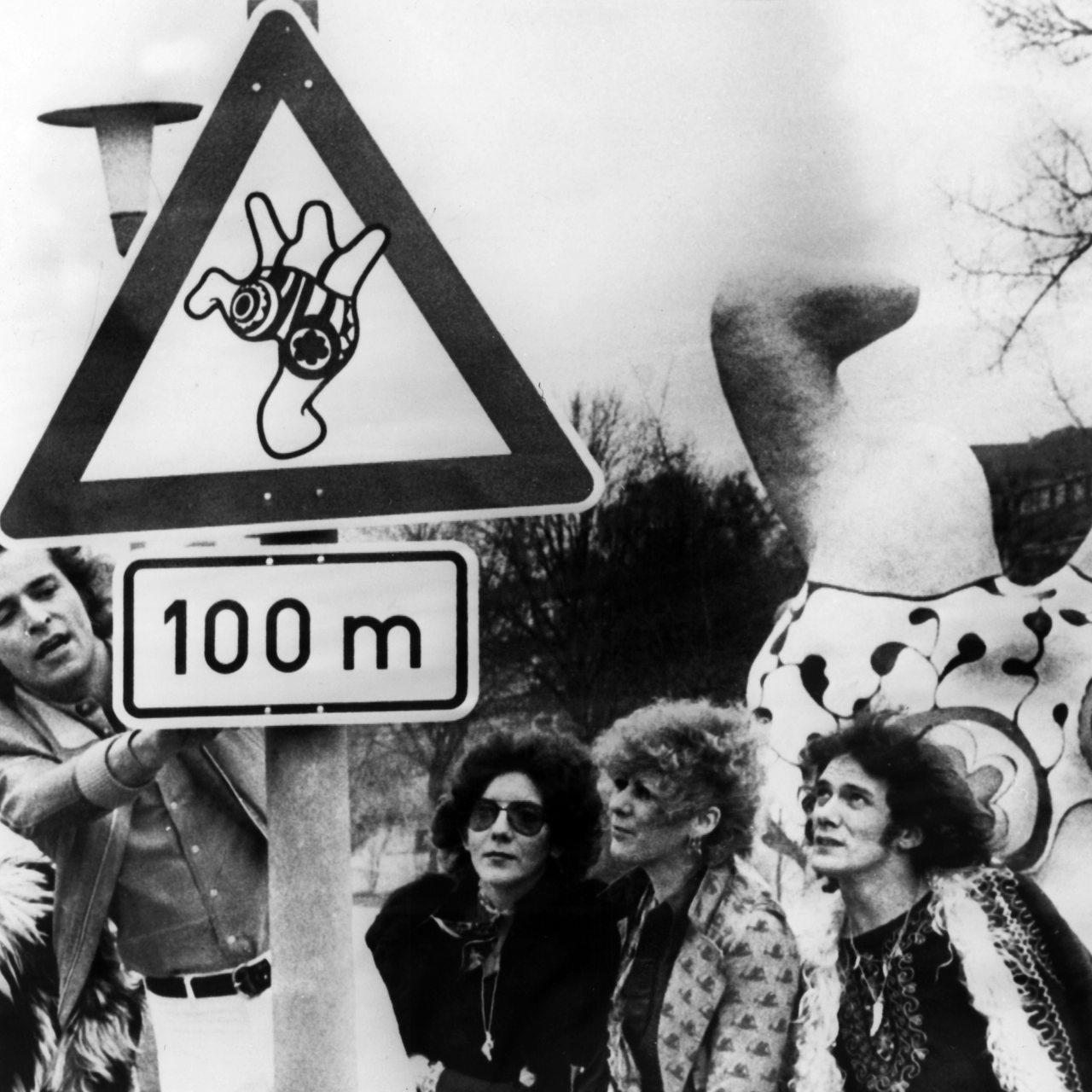 Befürworter der umstrittenen "Nana"-Skulpturen in Hannover bringen am 20.03.1974 ein Warnschild an das Autofahrer und Passanten vor den Plastiken warnen soll.