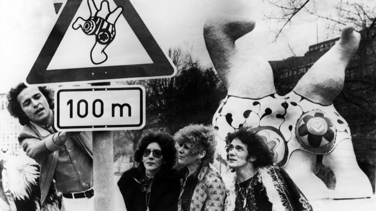 Befürworter der umstrittenen "Nana"-Skulpturen in Hannover bringen am 20.03.1974 ein Warnschild an das Autofahrer und Passanten vor den Plastiken warnen soll.
