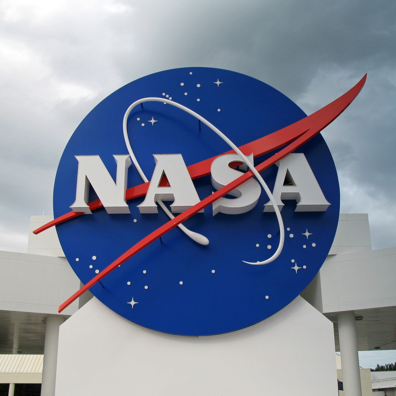 Ein NASA Symbol auf dem Nasa Gelände in Cape Canaveral