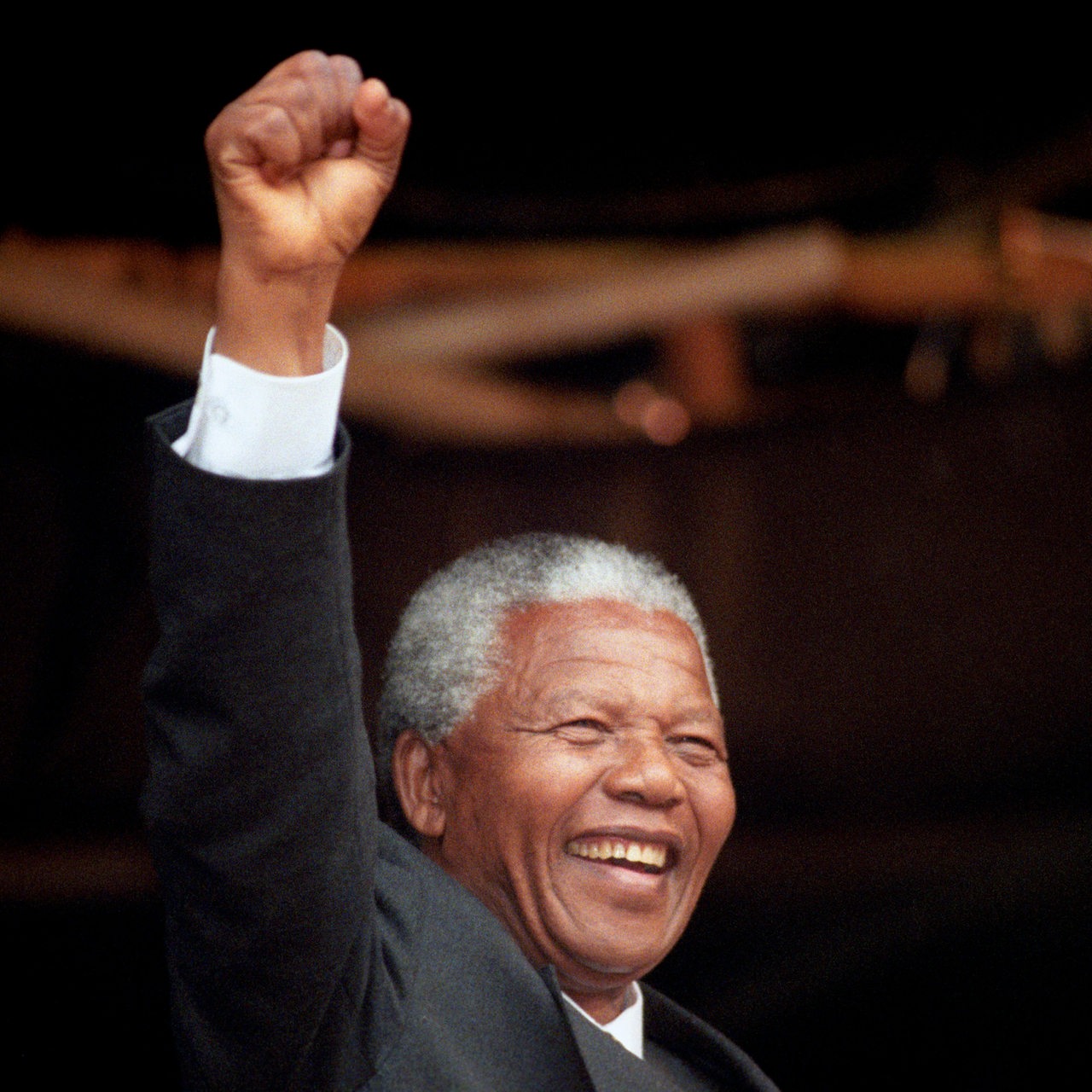 Nelson Mandela mit gestreckter Faust im Jahre 1993 (Archivbild)