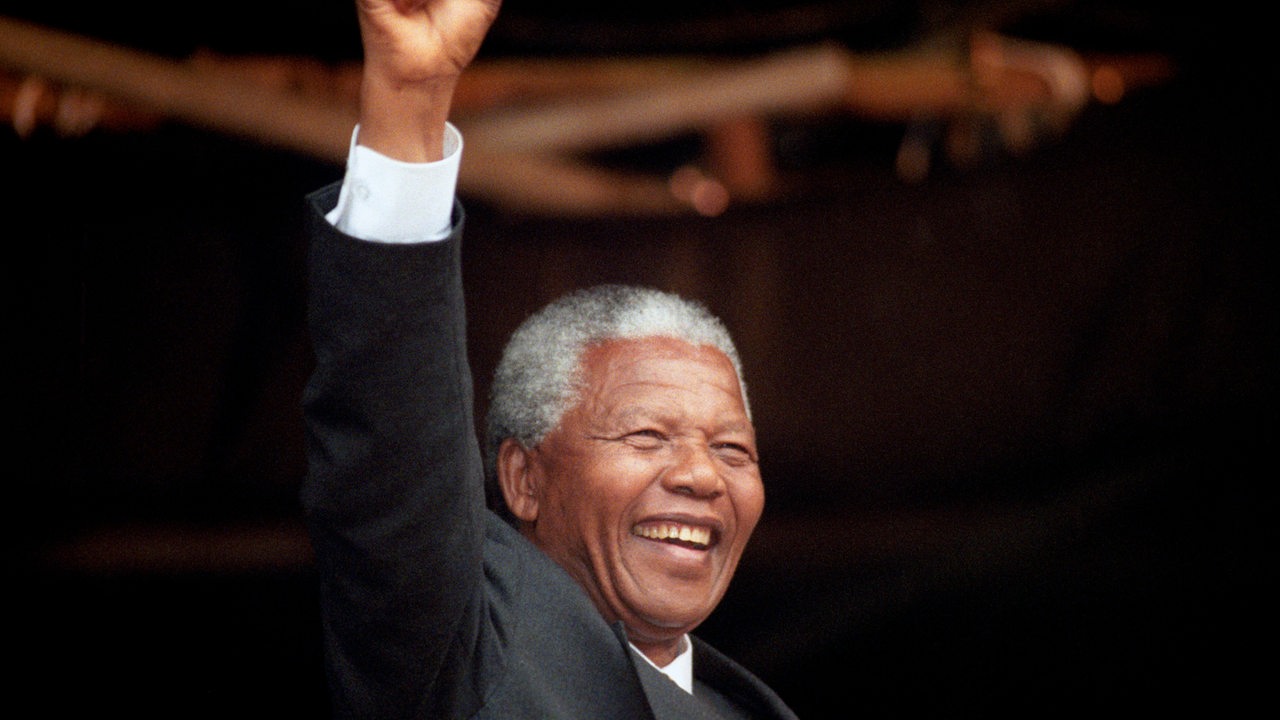 Nelson Mandela mit gestreckter Faust im Jahre 1993 (Archivbild)
