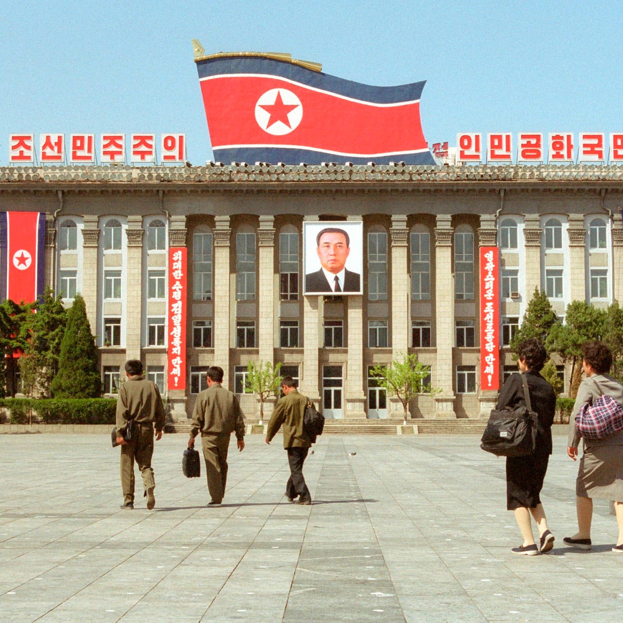 Pjöngjang: Koreaner auf dem Kim Il Sung - Platz ( Porträt von Kim Il Sung ) 