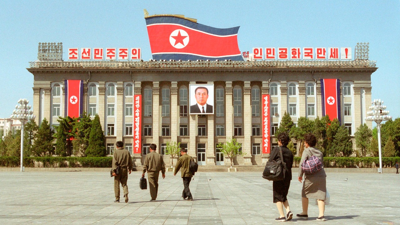 Pjöngjang: Koreaner auf dem Kim Il Sung - Platz ( Porträt von Kim Il Sung ) 