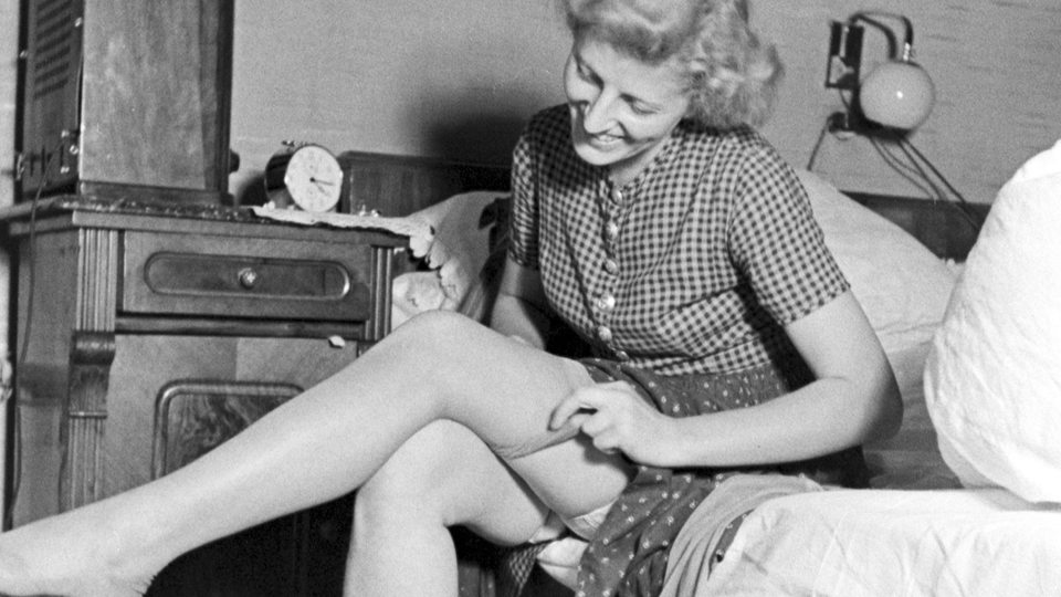 Eine Frau zieht sich Nylonstrümpfe an (Archivbild)