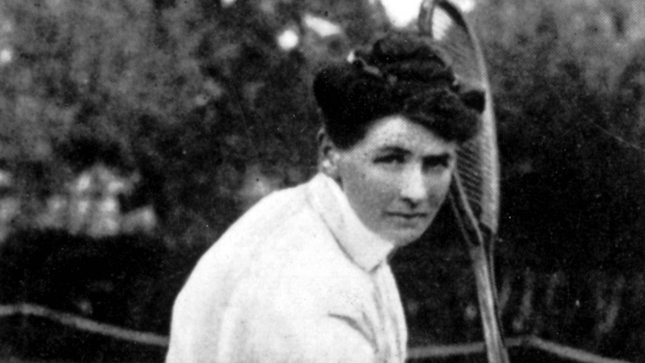 Charlotte Cooper, die als erste Frau bei den Olympischen Spielen 1900 in Paris im Tennis gewann