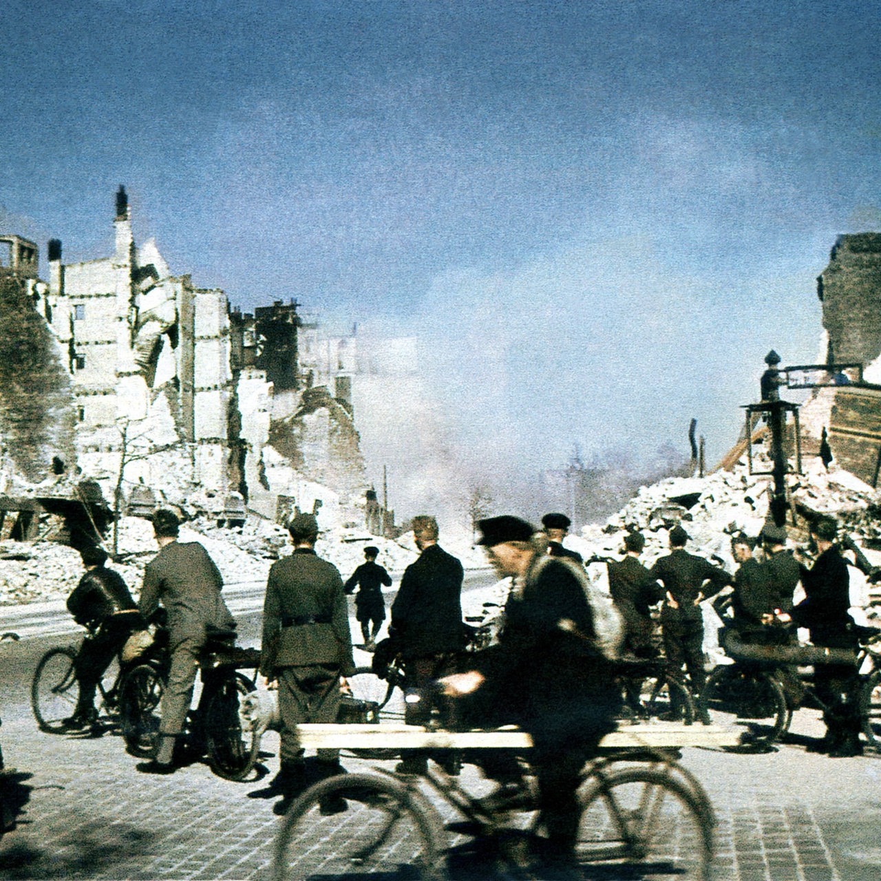 Zivilisten schauen auf die Ruinen von Hamburg nach der Bombardierung durch die Operation Gomorrha 1943