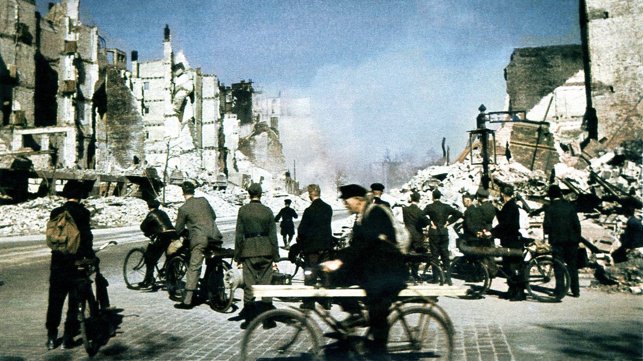 Zivilisten schauen auf die Ruinen von Hamburg nach der Bombardierung durch die Operation Gomorrha 1943