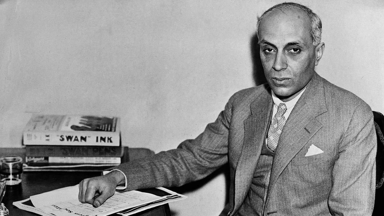 Pandit Jawaharlal Nehru 1936 in seinem Büro.