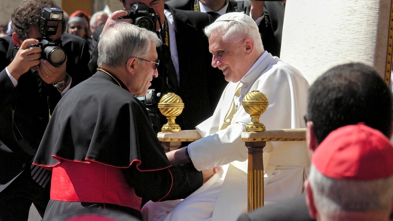 Papst Benedikt XVI. Joseph Ratzinger begrüßt einen Kardinal zur 1. Audienz am 27. 04. 2005