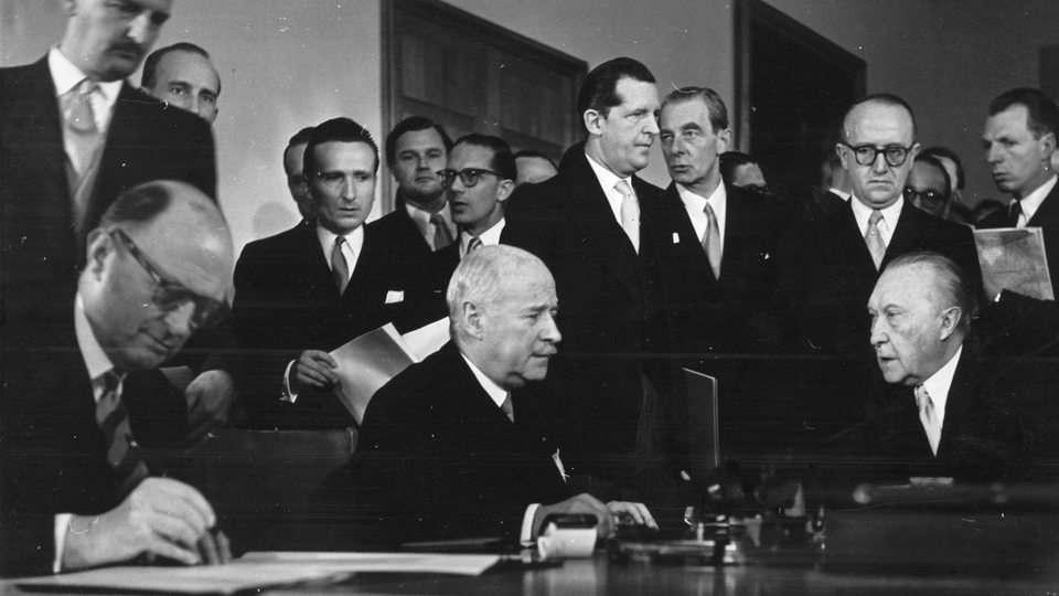 Botschafter François Poncet (Mitte), der britische Botschafter Hoyer-Millar (links), bei der Hinterlegung der Ratifikationsurkunden, rechts Bundeskanzler Adenauer.