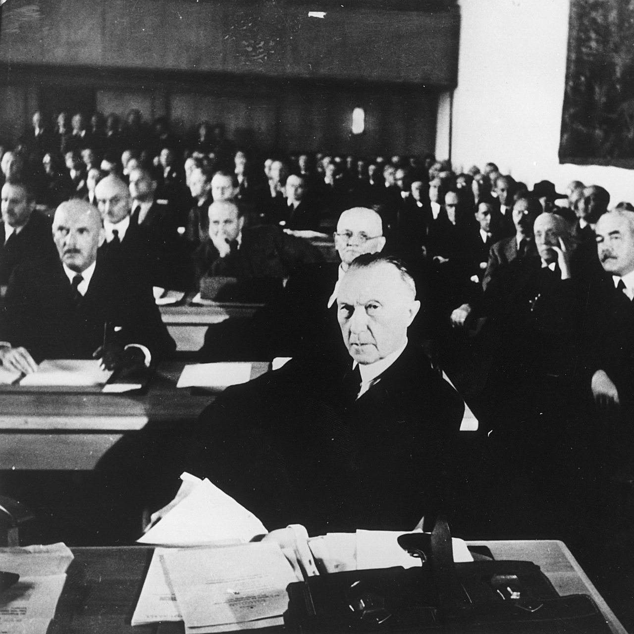Konstituierende Sitzung des parlamentarischen Rates 1948. Vorne Konrad Adenauer als Vorsitzender