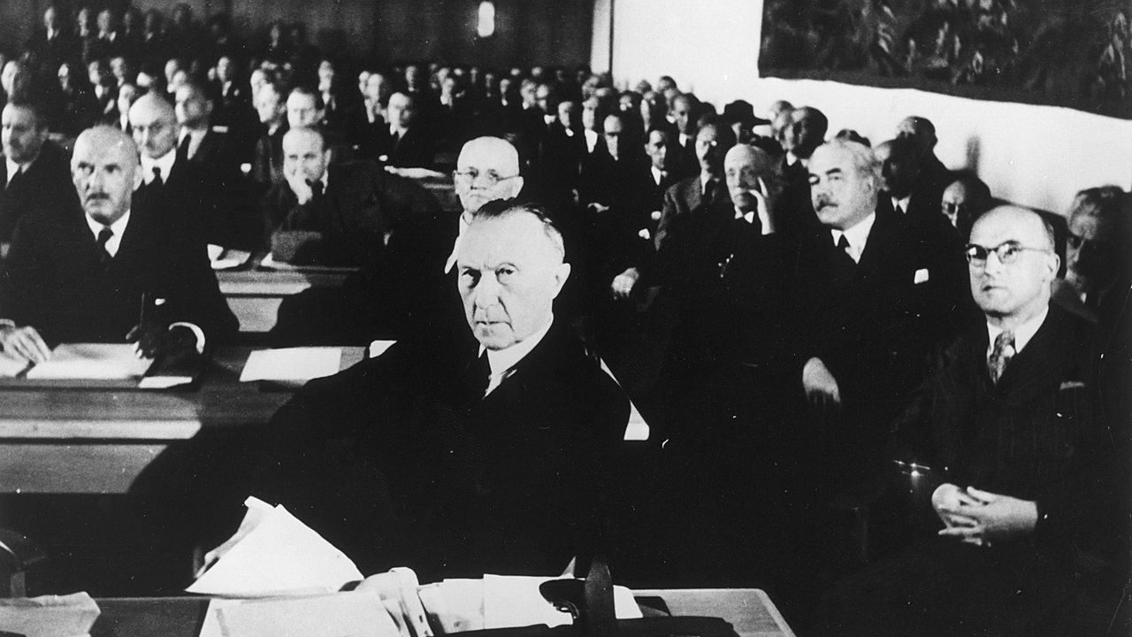 Konstituierende Sitzung des parlamentarischen Rates 1948. Vorne Konrad Adenauer als Vorsitzender