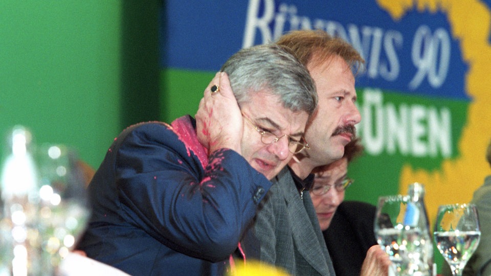 Von einem Farbbeutel getroffen, faßt sich Bundesaußenminister Joschka Fischer am 13.5.1999 auf dem Sonderparteitag der Grünen in Bielefeld erschrocken ans Ohr.