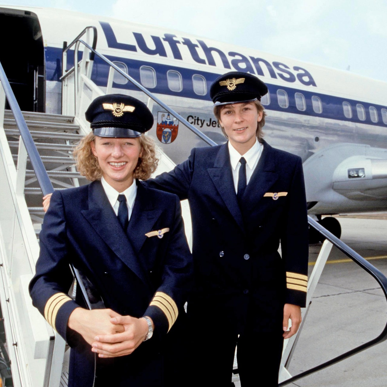 Nicole Lisy und Evi Hetzmannseder vor einer Lufthansamaschine. Sie absolvierten im August 1988 ihre Pilotinnenausbildung.