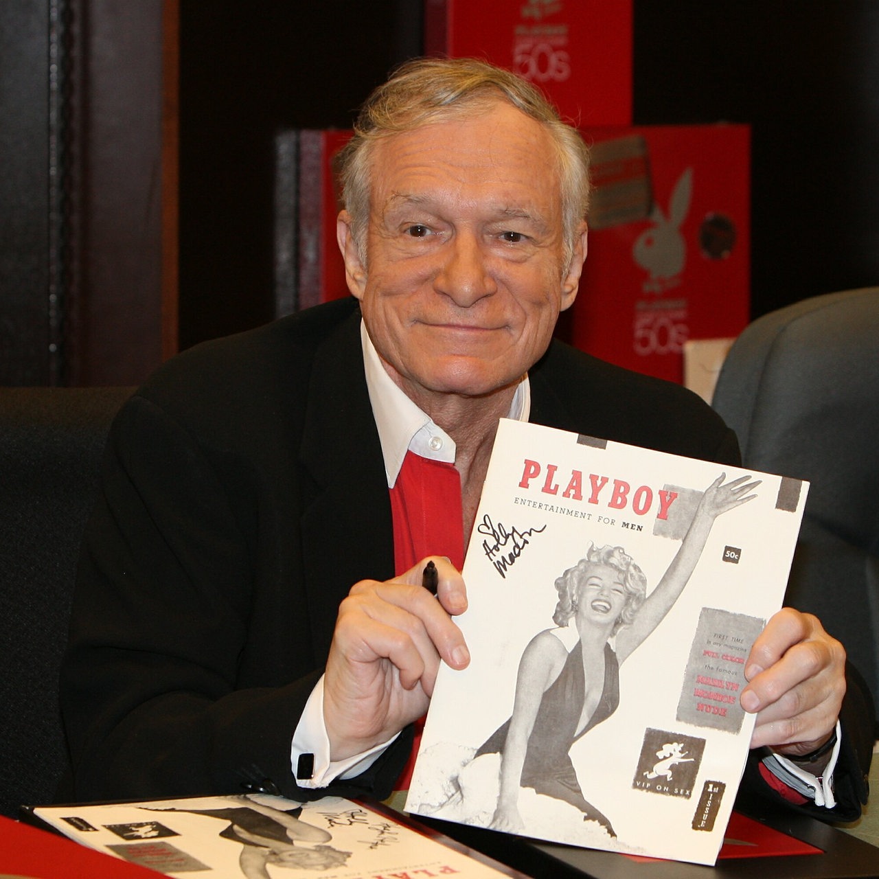 Hugh Hefner hält die erste Ausgabe des "Playboy" Magazins in den Händen