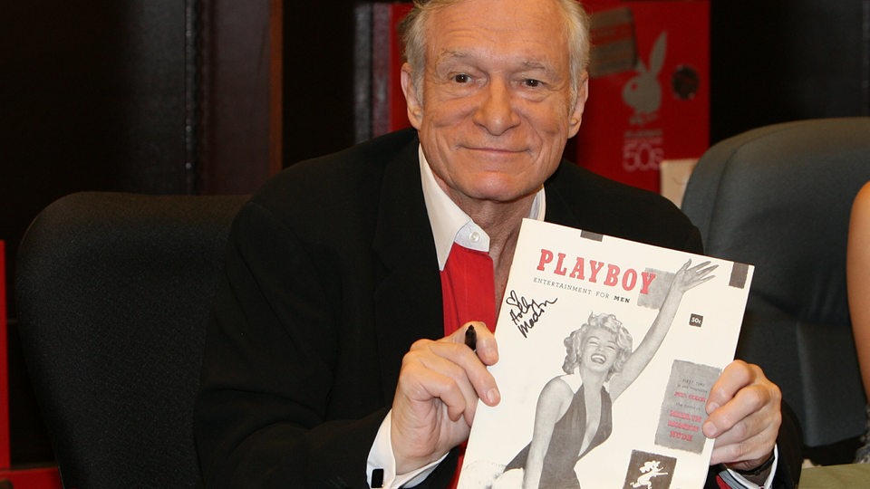Hugh Hefner hält die erste Ausgabe des "Playboy" Magazins in den Händen