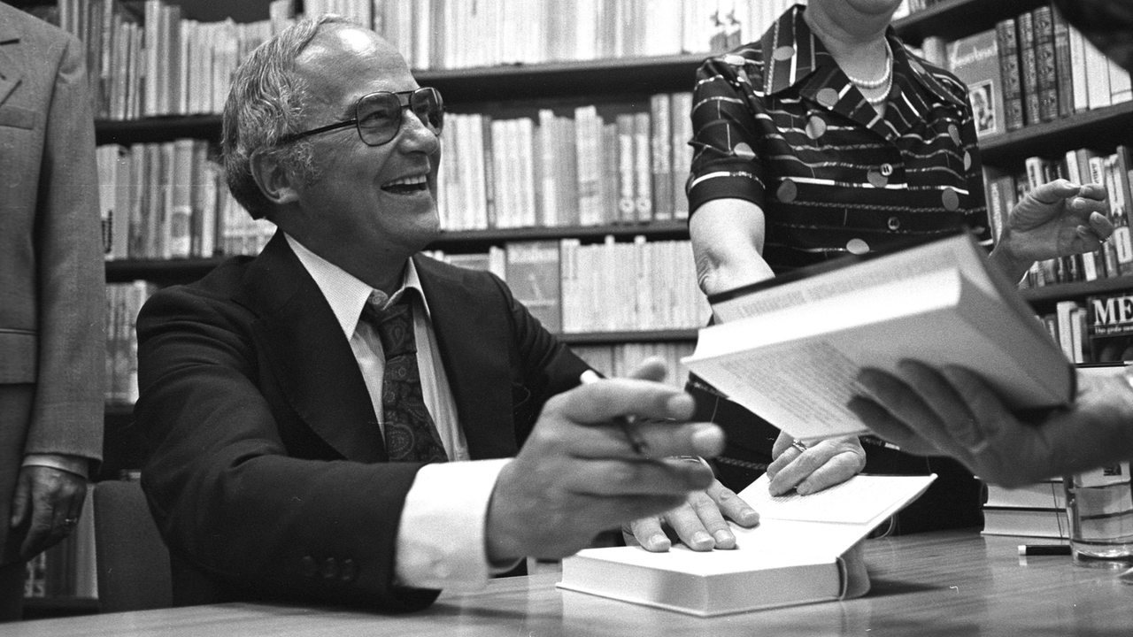 Rainer Barzel, CDU Politiker, hier bei einer Buchsignierung im Juli 1976 in Hannover. 