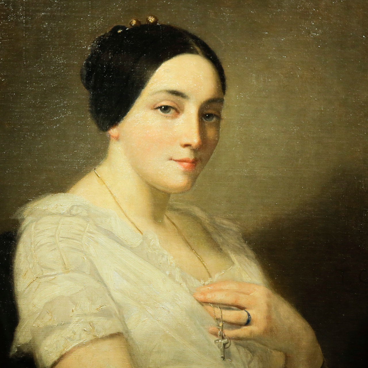 Das Kunstwerk "Porträt einer sitzenden Frau" von Thomas Couture wird hochgehalten. (Sammlung Gurlitt)