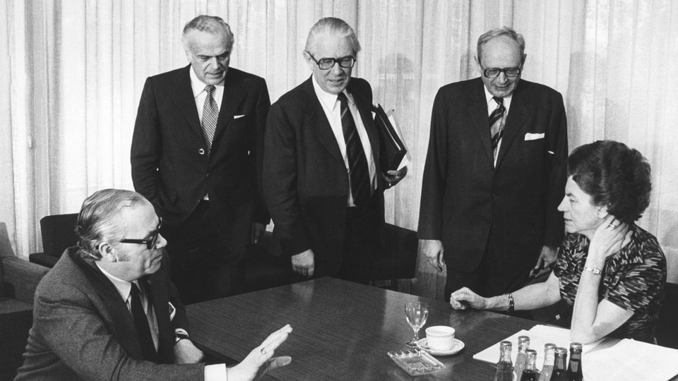 Leo Wagner (CSU), Bundestagsdirektor Helmut Schellknecht, Kai-Uwe von Hassel (CDU), Richard Jäger (CSU) und Liselotte Funcke (FDP) auf einer Sitzung des Ältestenrates des Deutschen Bundestages am 24.04.1974 in Bonn zur Reform des Abreibungsparagrafen 218.